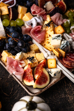 奶酪和肉类开胃菜拼盘