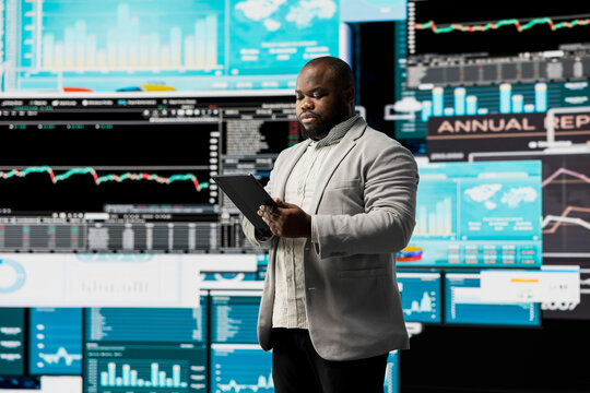 年轻商人思考增加资金的新解决方案，借助数字技术和分析评估统计数据与财务报告。着眼长期成功与增长。