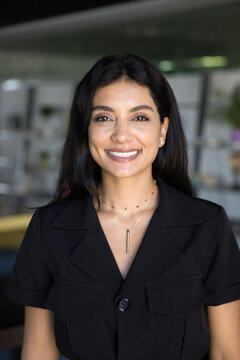 美丽的年轻职业女性微笑着看向镜头