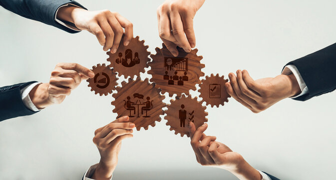 在这张引人注目的图片中，不同的手连接着齿轮，象征着协作和战略团队合作，这对实现商业成功和创新至关重要。友好