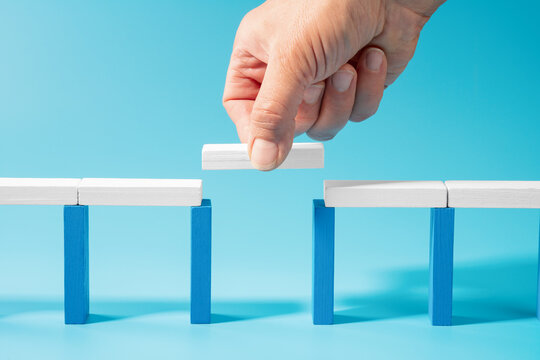 手工搭建一座象征信任与连接的木制玩具桥