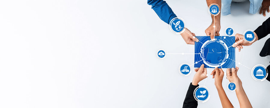 一群不同的人正在进行一场商务会议，在带有环保图标的数字平板电脑上分享创新想法，象征着可持续性与合作。友好氛围