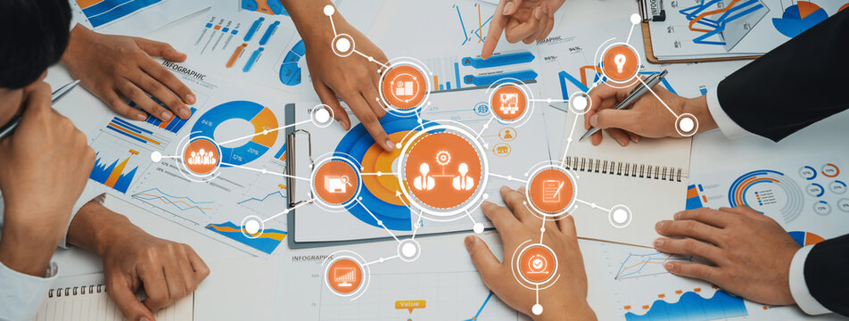 一群专业人士协作制定商业战略与数据分析，周围环绕着彩色图表，强调团队合作与创新思维。Amity；