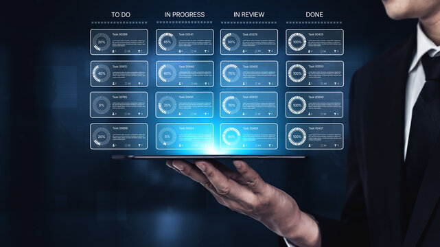 任务管理工具仪表盘，展示看板式工作流程，设有待办、进行中、审核中、已完成列，包含任务卡片、进度和团队图标 批准