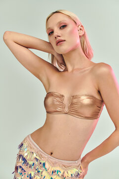 在充满活力的摄影棚场景中，身着带有全息细节时尚派对装的年轻女子