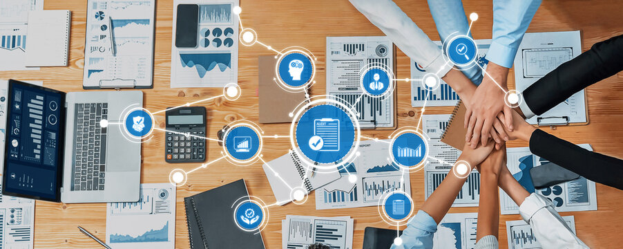 专业环境中双手协作处理图表与数据的动态场景，展现团队合作、创新及助力商业成功的战略规划，氛围和睦；