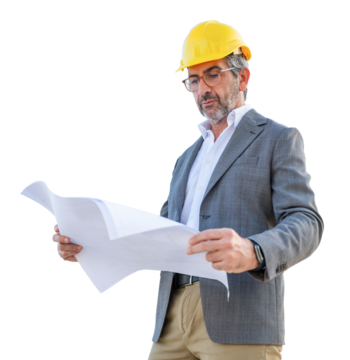 戴着安全帽检查蓝图的男建筑师兼工程师