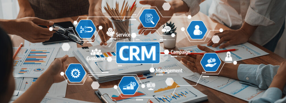 分析团队利用商业智能金融科技进行分析，并指向金融仪表盘纸质办公场景。商务人士在桌上查看报告文件以获取商业洞察。全景镜头。仔细研究友好关系