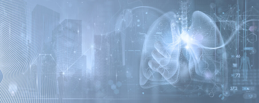 医学技术诊断概念。医生拿着听诊器，借助虚拟屏幕上的人工智能医疗技术对人类肺部进行治疗。