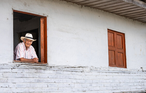 老年男子在老房子前