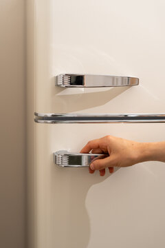 设计时尚且配有镀铬把手的现代厨房冰箱