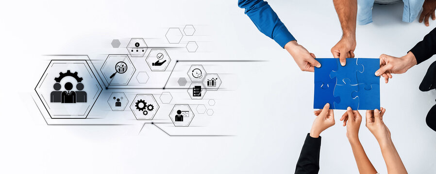 双手齐心协力，在数字工作空间中，周围环绕着代表战略、团队合作和创新的图标，一起拼凑拼图。