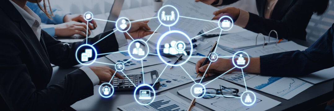 翻译标题：求职图标展现招聘、人力资源管理和员工职业发展。求职有助于组织招聘人才，支持技能提升，改善劳动力队伍。吸引