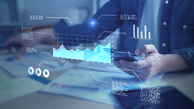 商人分析虚拟数据——未来主义全息仪表盘商业智能（BI）财务分析、大数据可视化。股票市场投资趋势、财务绩效统计