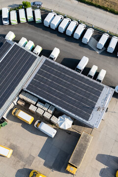 使用可再生能源的电动送货车和卡车枢纽