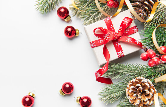 带有松枝和装饰品的圣诞礼盒