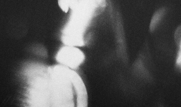 带有颗粒与噪点纹理背景的黑白纸张复印件插画