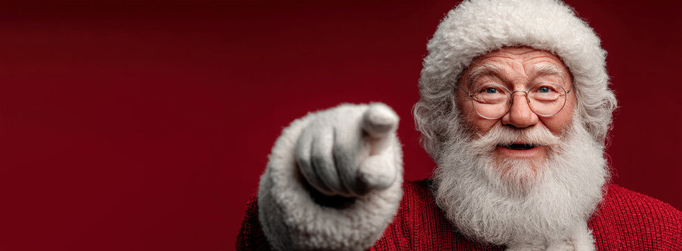 在节日主题人像中，快乐的圣诞老人穿着红色毛衣、戴着红色帽子微笑着向前指，背景鲜艳喜庆，由生成式人工智能创作