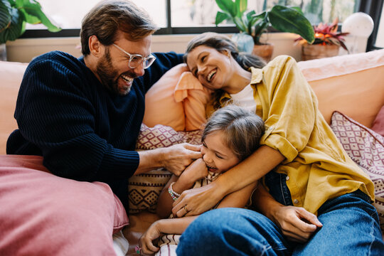 一家人在沙发上共享欢笑