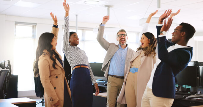 在办公室里，员工们叠起手，展现出激励、团队合作以及对成功的庆祝。面带微笑，员工们通过伙伴关系达成协议、开展协作并团结一致支持公司取得成就。