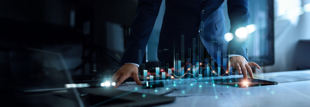 商人分析计算图表中的复杂数据，以达成长期投资增长目标与公司财务平衡，制定实现目标的发展计划、商业战略及规划