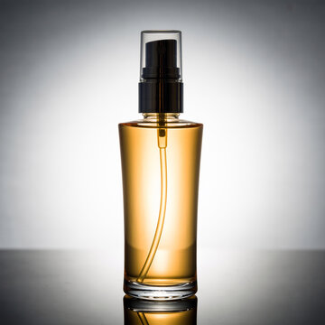 带干净影棚聚光灯效果的高大琥珀色玻璃喷雾瓶模型