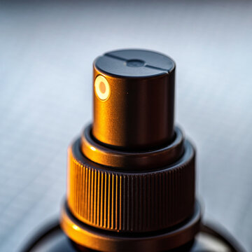 化妆品喷雾瓶喷嘴与瓶盖的极致微距特写