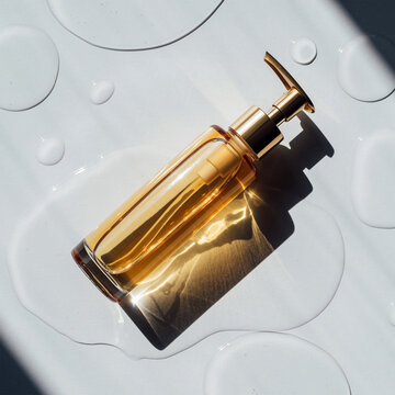 表面带有水滴的卧式琥珀色玻璃泵头瓶模型