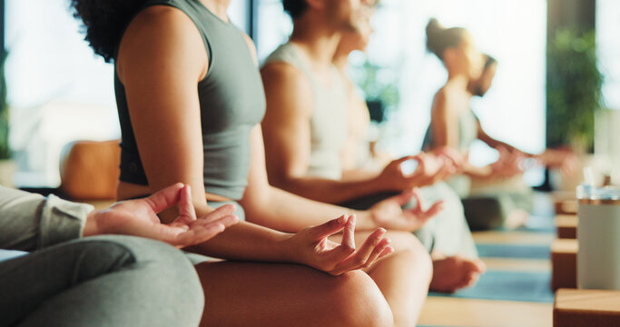 在瑜伽课上，人们以莲花坐姿进行冥想、脉轮疗愈或追求身心健康，展现禅意。在健康工作室里，团体或瑜伽修行者通过正念练习放松身心，追求内心的平静、感恩或觉知。