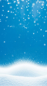 蓝色背景上飘落的雪花与雪堆的图片，展现冬季、节日氛围和欢乐气氛，适用于节日主题