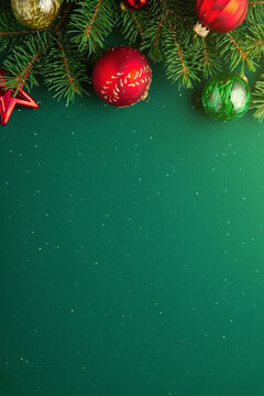 圣诞快乐及节日快乐贺卡、边框、横幅。新年。诺埃尔。绿色背景上的金色与红色圣诞装饰品俯视图。冬季圣诞假期主题。圣诞树装饰。