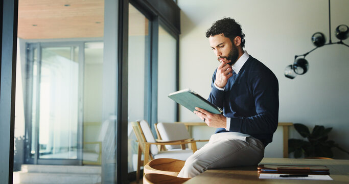 平板电脑、商务与办公室男性：思考与获好评的房地产中介；人员、房地产开发与员工：电子邮件、应用程序或解决问题的方案及在线房源
