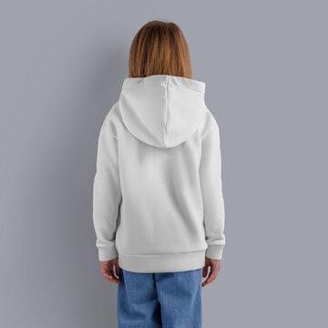 穿蓝色牛仔裤的女孩所穿白色连帽衫的样机，儿童服装背面视图