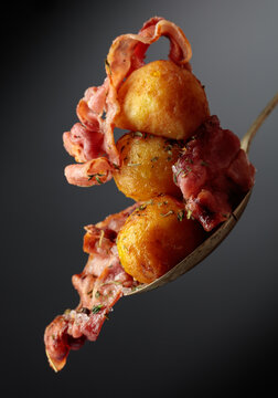 撒了香料的培根烤土豆