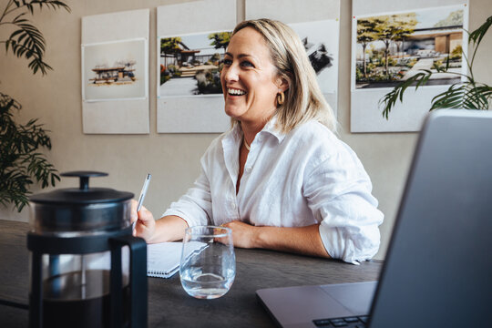 在现代风格装饰的建筑工作室工作的职业女性