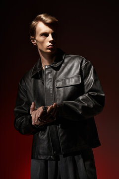 魅力青年身着时尚黑色着装，尽显现代阳刚之气