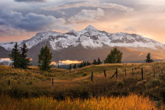 科罗拉多州特柳赖德附近日落时分的圣胡安山