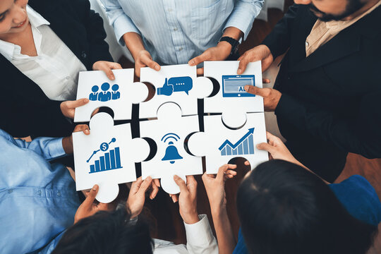 多元化团队协作组装拼图碎片，每块碎片代表增长、沟通、策略等关键业务概念，助力成功团队合作。Amity；