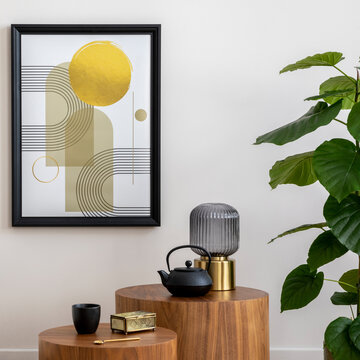 创意时尚的客厅，配有模拟海报、白色扶手椅、咖啡桌及个人饰品，米色墙面，家居装饰模板