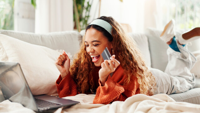 信用卡、笔记本电脑与沙发上庆祝网购、电商及促销的女性；支付、银行网站与家中客厅因交易、转账或订阅而兴奋的人