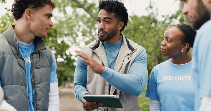 志愿者、平板电脑与团队在户外进行会议、规划及社区服务讨论；科技、人群与团队同慈善工作者在公园开展协调、捐赠项目及非营利组织领袖相关事宜