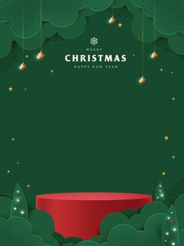 带有纸艺森林、悬挂饰品、星星以及用于假日促销的产品展示台的圣诞贺卡模板，适用于节日促销、庆祝横幅和节日背景。