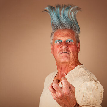 尖声叫嚷的类型，带有威胁性