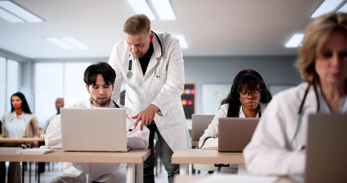 医学生向老师学习医疗保健知识