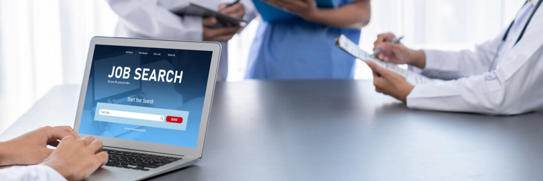 求职者在活跃的招聘互联网平台网站上在线求职，寻找工作机会