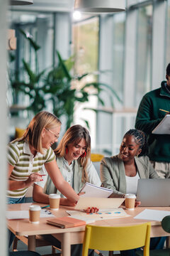 创业领域不同背景的商界女性在办公室会议中展开合作