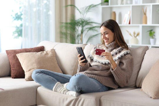 冬季在家网购的快乐女性