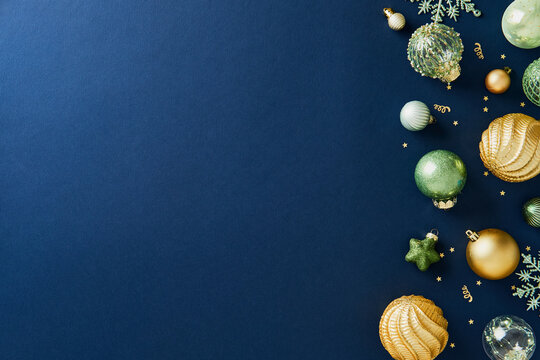 深邃藏蓝色背景右侧边缘点缀着优雅的圣诞装饰品