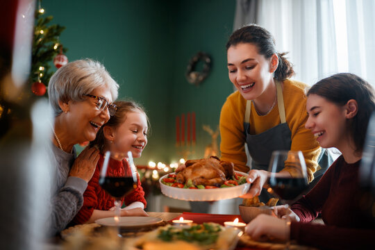 家人庆祝圣诞节