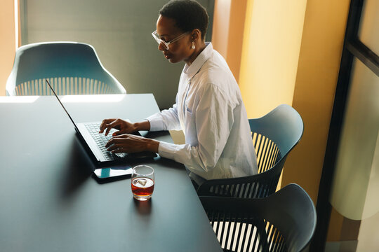 专业人士在现代化办公环境中使用笔记本电脑工作